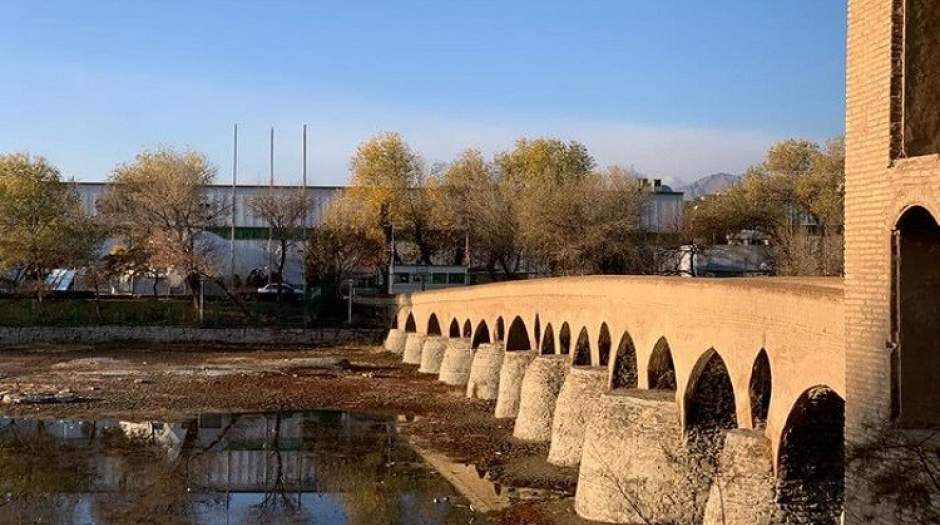 سازه‌های ناساز کنار باستانی‌‌ترین پُل اصفهان