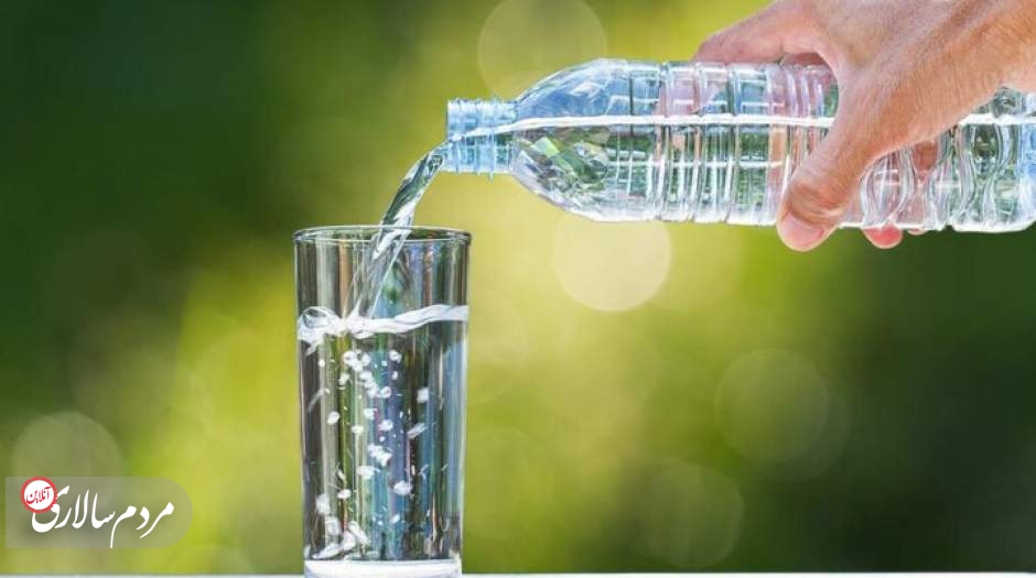 بلایی که نوشیدن آب هنگام غذا خوردن بر سرمان می‌آورد