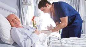 پرستار سالمند و بیمار در بیمارستان