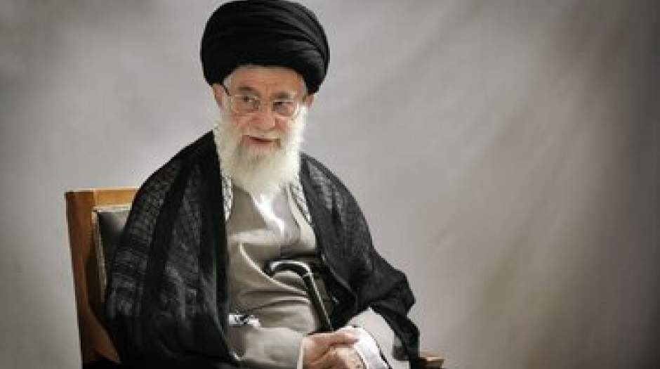عکسی از عیادت رهبر انقلاب از آیت الله مکارم شیرازی