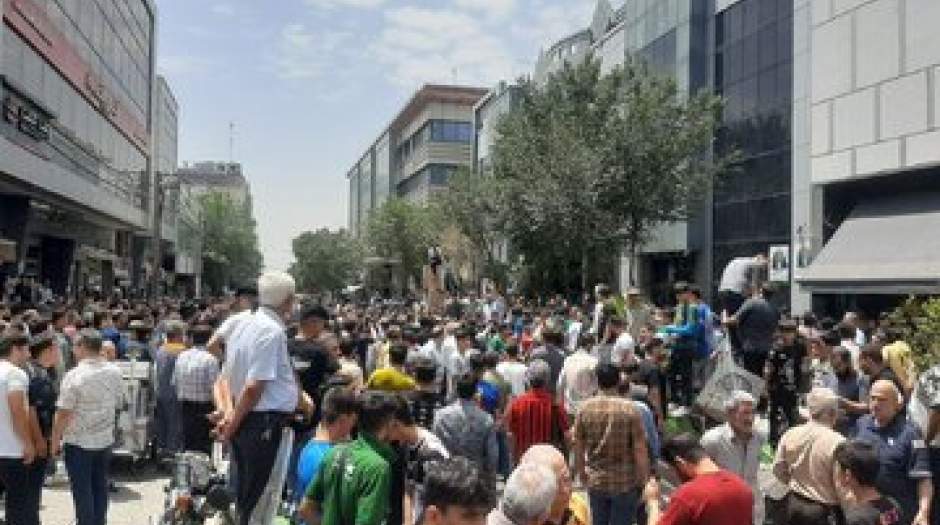 عکسی از مسعود پزشکیان در بازار شوش تهران محاصره شد