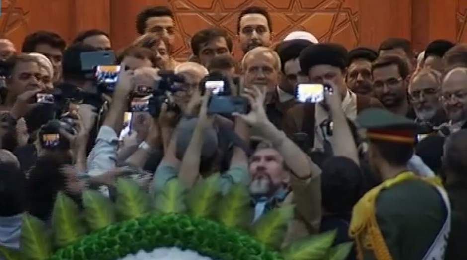 تصاویری از استقبال مردم از مسعود پزشکیان در حرم امام خمینی