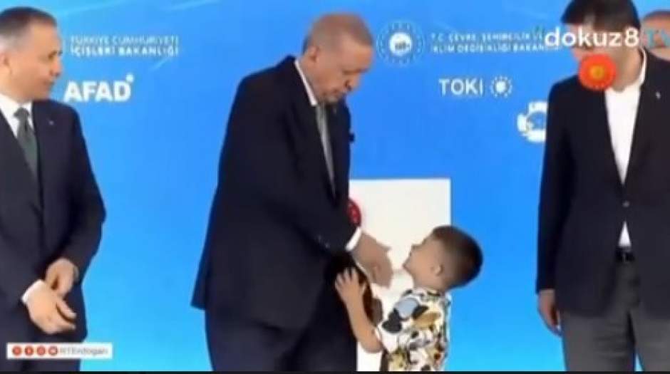 رفتار عجیب اردوغان | سیلی به پسربچه برای اینکه دستش را ببوسد!
