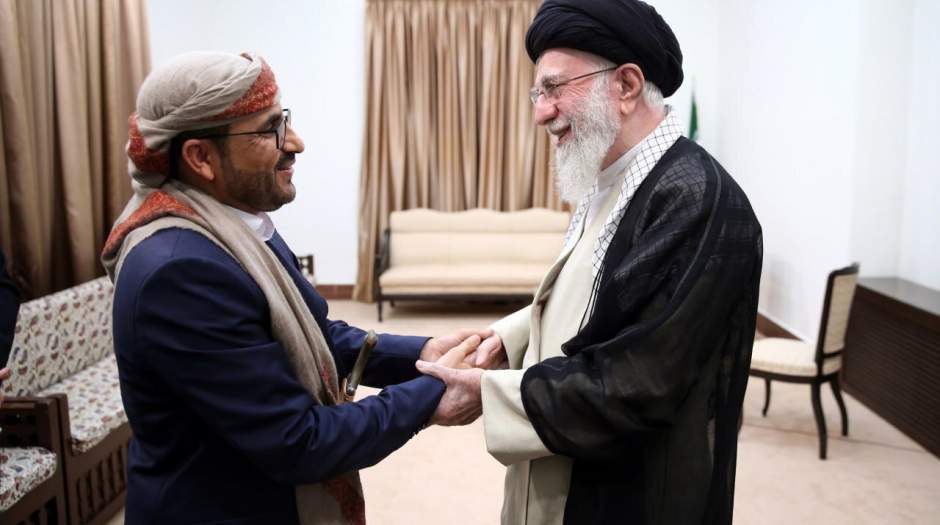 عکس خاص و صمیمانه از دیدار سخنگوی انصارالله یمن با رهبر انقلاب