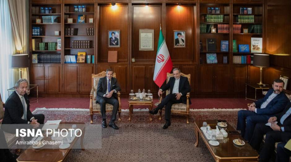 عراقچی: سفر گروسی به تهران سیاسی بود