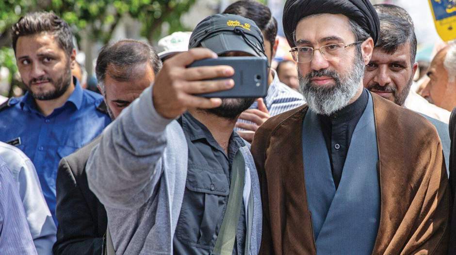 آیت الله خامنه‌ای همچنان در مخالفت با جانشینی هر یک از فرزندانش مصمم است؛ مجلس خبرگان هم به این تصمیم احترام می گذارد