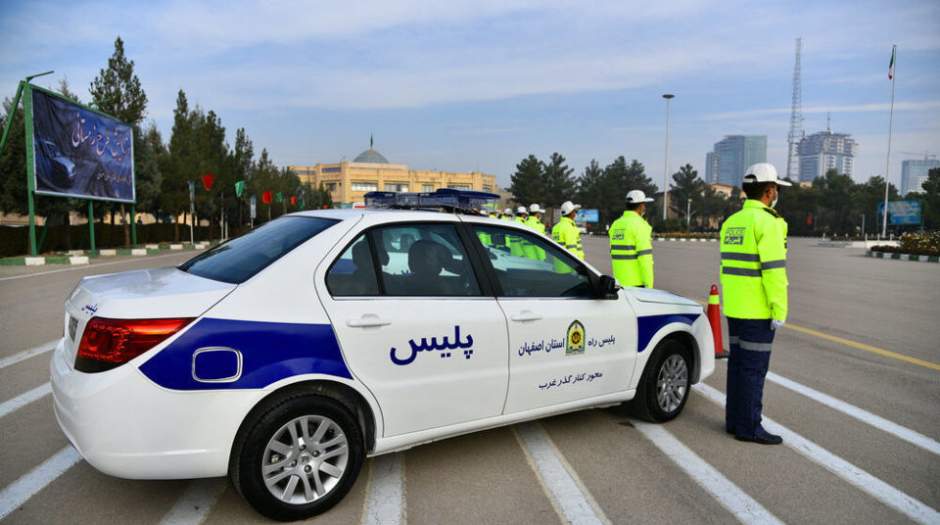 راهکار جالب پلیس‌راه نایین برای جلوگیری از خواب‌آلودگی مسافران نوروزی|فیلم